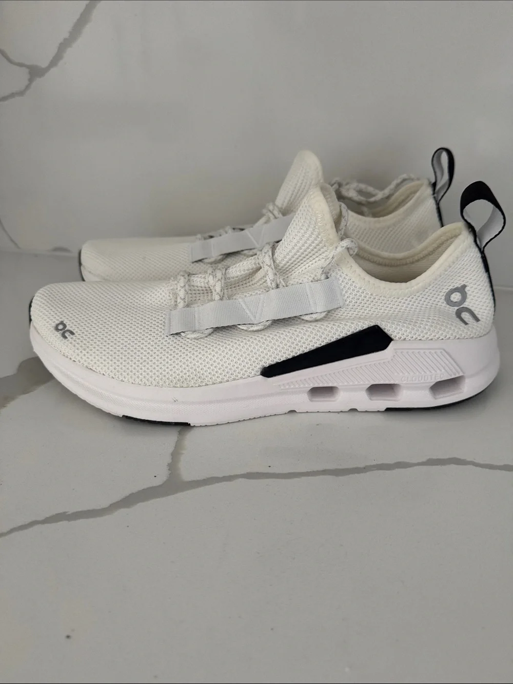On Cloud Cloudeasy Size 9.5 Running Men's White Knit Sneakers with Black Accents